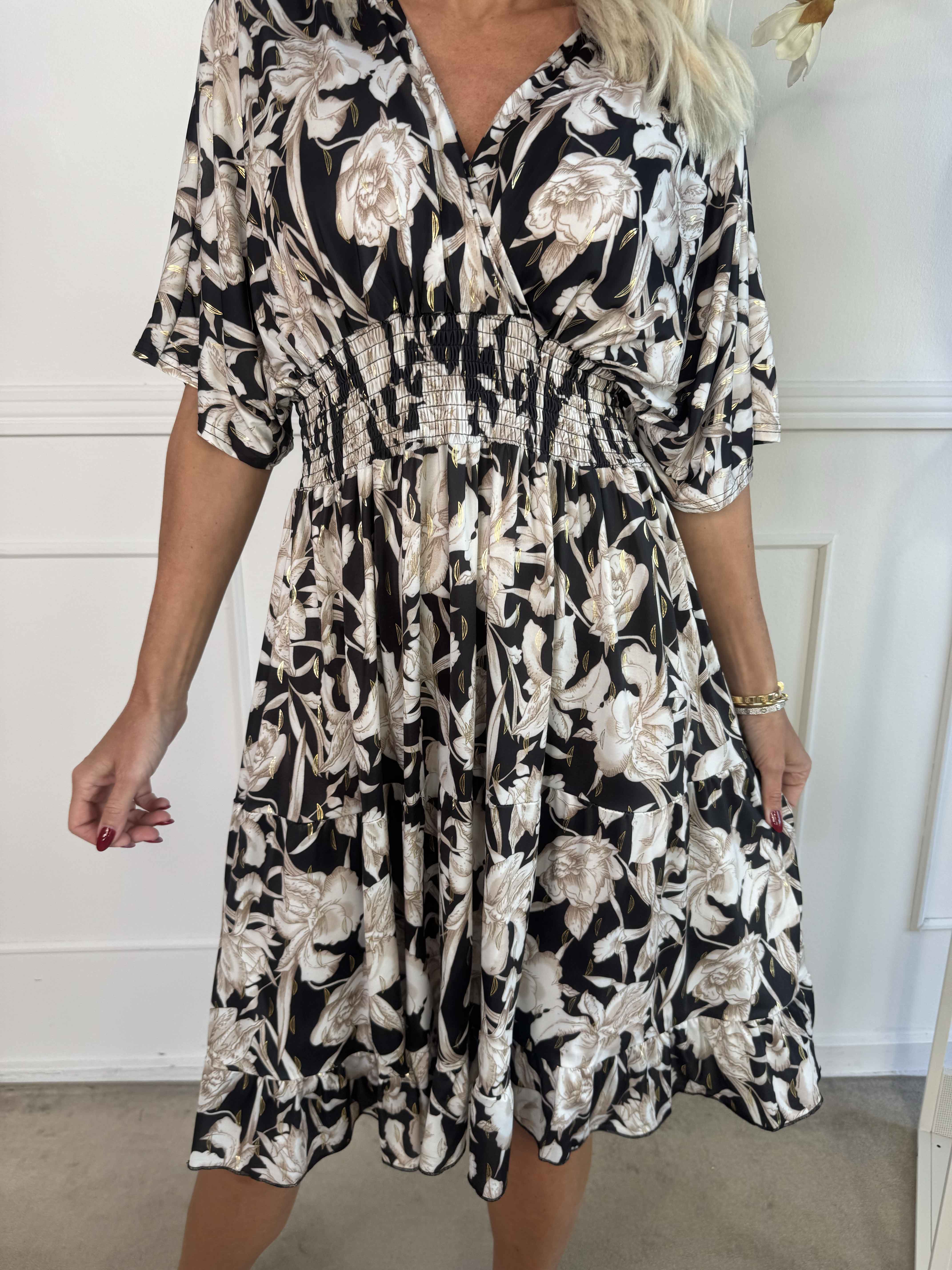 Angela - Elastisk kjole med elegante flæselag i skørtet